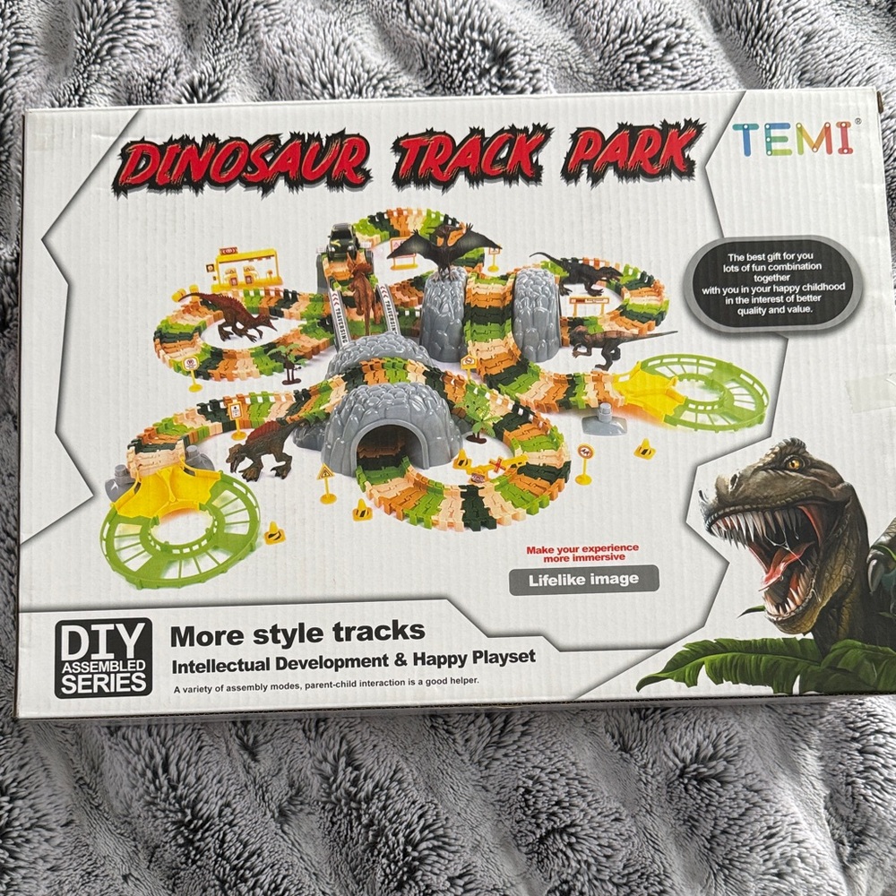 Dinosaur Track Park Playset - Green and Orange